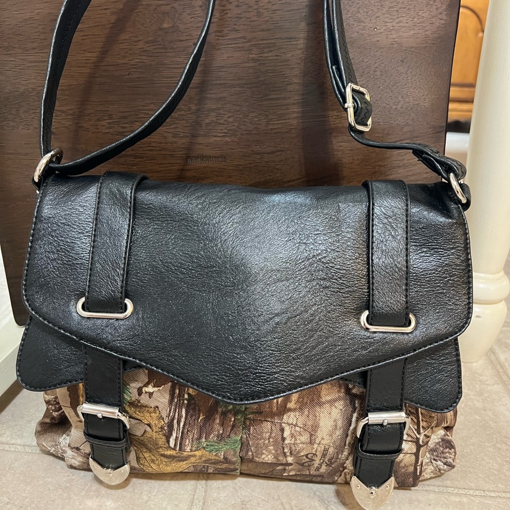 REALTREE Concealed Carry Handbag - Picture 11 of 16